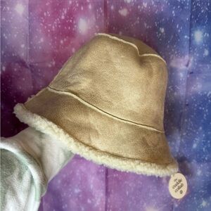 New the cuddle collab faux shearling bucket hat 🛍